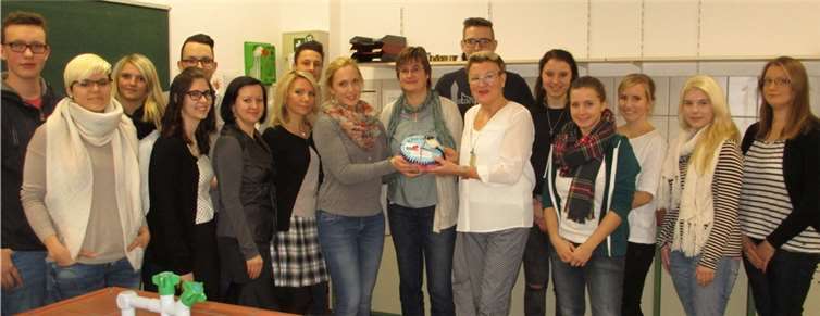 Die Spendenübergabe: Rund 850 Euro kamen während der Berufsmesse zusammen. privat