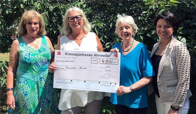 Die Spendenübergabe an Dr. Susanna Smolenski.Jost