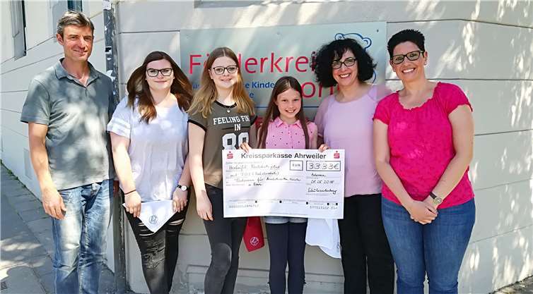 Die Spendenübergabe an den Förderkreis für krebskranke Kinder und Jugendliche.Privat