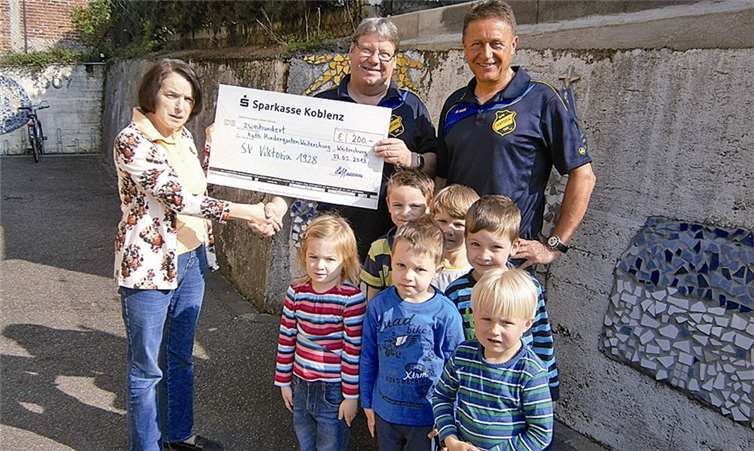 Die Spendenübergabe an den Kindergarten. privat