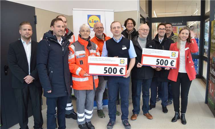Die Spendenübergabe an die Ahrweiler Tafel und das Rote Kreuz fand schnellstmöglich statt. Fotos: AB