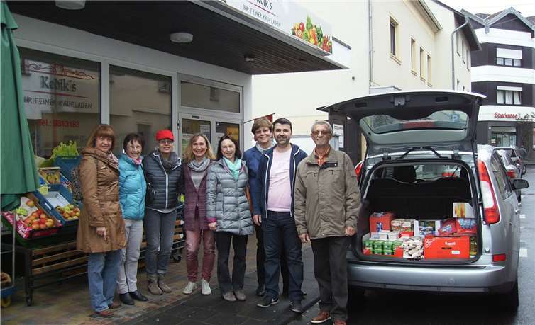 Die Spendenübergabe an die Bad Honnefer tafel vor dem Feinkostgeschäft Kedik.Privat