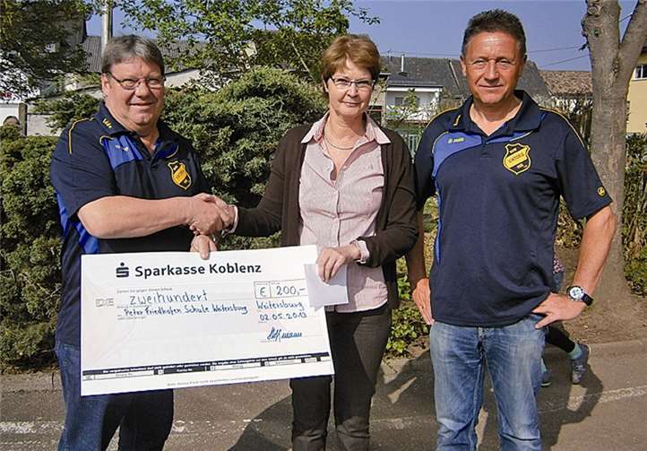 Die Spendenübergabe an die Schule.