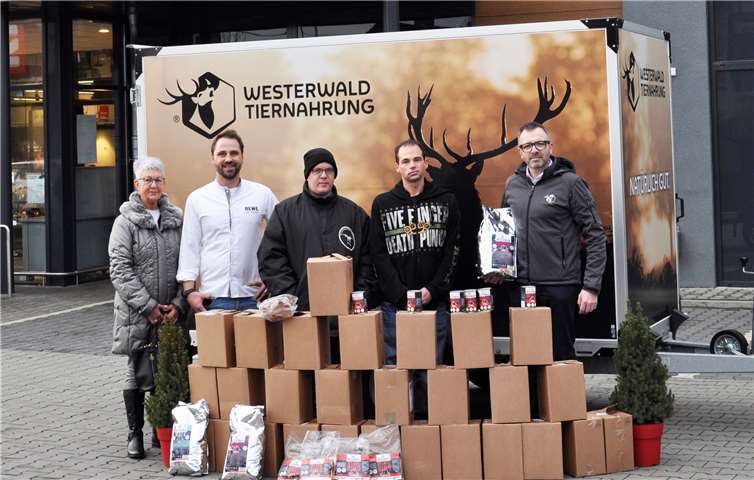 Die Spendenübergabe auf dem Rewe-Parkplatz an die Andernacher Tafel für Tiere.Privat