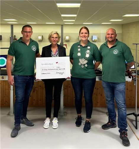 Die Spendenübergabe der Schützen Strödt an den Förderkreis Bonn. V.l.n.r. Tassilo Pammer (Brudermeister), Marion Knopp (Förderkreis Bonn e.V.), Königspaar Tamara & Philipp Heck.