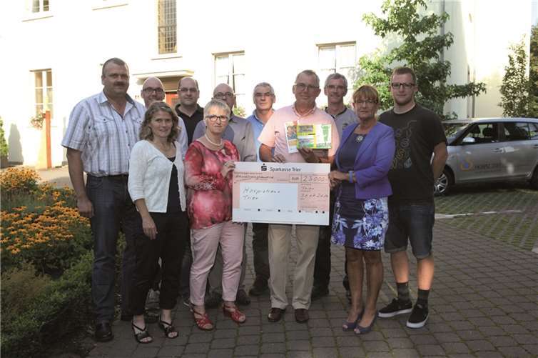 Die Spendenübergabe des Rekord-Schecks an das Hospizhaus in Trier. privat
