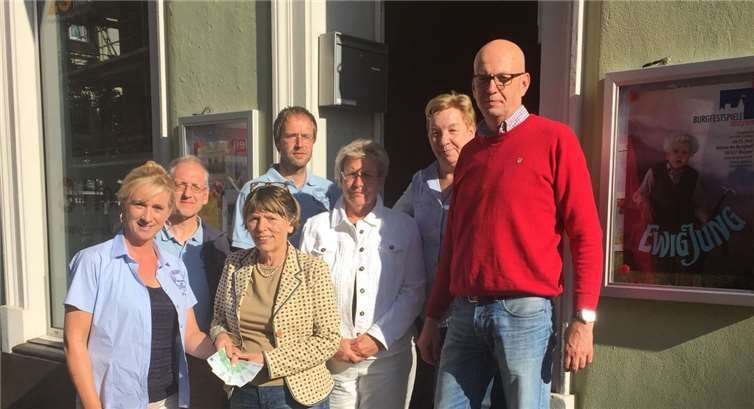 Die Spendenübergabe des Theatervereins Oeverich an den Hospiz-Verein Rhein-Ahr e.V. privat