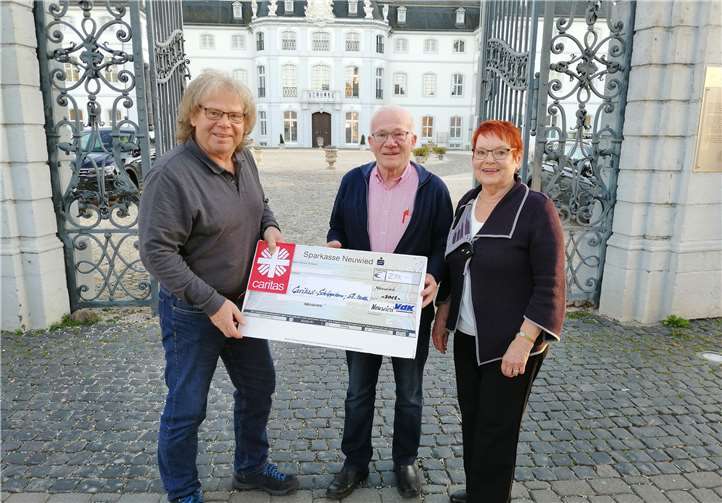 Die Spendenübergabe durch den VdK-Sozialverbands-Vorsitzenden der Arbeitsgemeinschaft Rüdiger Hof mit dem Vorstandsmitglied Inge Hofmann an den Caritas- Verbands-Vorstandsvorsitzenden Werner Hammes. Foto: privat