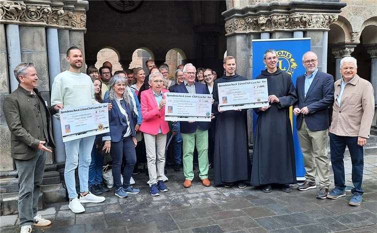 Die Spendenübergabe erfolgte vor der Abteikirche Maria Laach, v. l. n. r.: Rolf Horn, Präsident Lions-Club Laacher See; Marc Helwing, Geschäftsführer Project-Wings gGmbH; Melani Hanisch, Kassenführerin des VBBSK, Martina Henrich-Kleyer, Vorsitzende des VBBSK; Hubert Breitbach, Vorsitzender Lions-Hilfe e.V.; Pater Philipp OSB; Prior Administrator Petrus Nowack OSB; Christoph Helling, Schatzmeister und Friedhelm Seul, Schriftführer des Lions-Clubs Laacher See.  Foto: privat