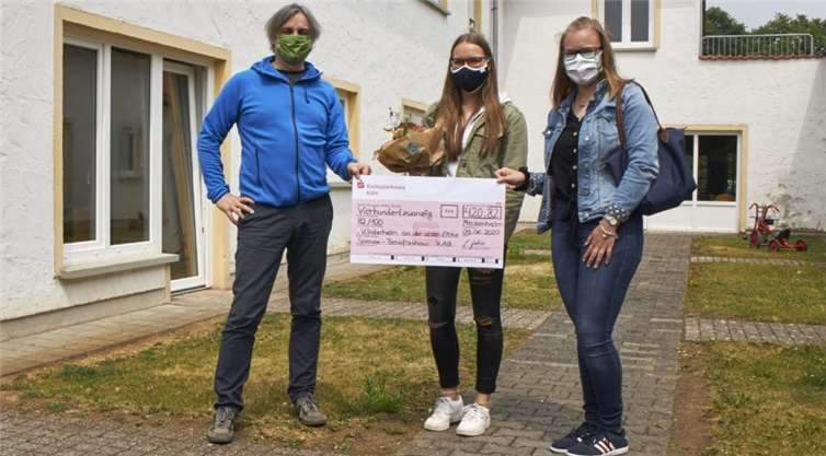 Die Spendenübergabe fand Corona-bedingt im Außenbereich des Kinderheims an der Alten Eiche statt. Von links: Michael Isack (Einrichtungsleiter), Tabea Granow & Leonie Gahre (Konrad-Adenauer-Gymnasium Meckenheim) Foto: privat