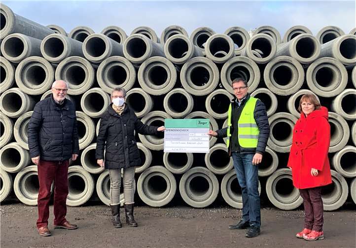 Die Spendenübergabe fand auf dem Firmengelände in Kruft statt. Foto: privat