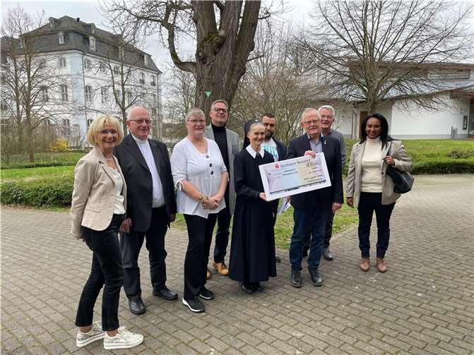 Die Spendenübergabe fand in der Cafeteria „Heinrich’s“ im Heinrich-Haus Engers statt.  Foto: privat