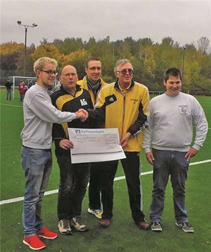 Die Spendenübergabe im Rahmen der Platz-Einweihung.Privat