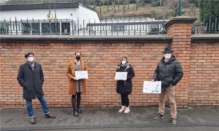 Die Spendenübergabe (von links nach rechts) Stefan Wiemer, Miriam Becker (FV Kindergarten), Corinna Runkler (FV Grundschule), Markus Haardt