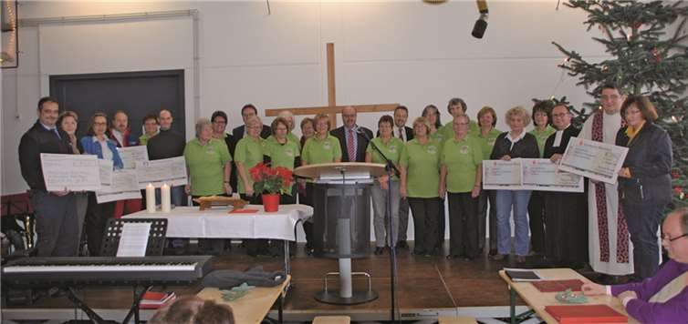 Die Spendenübergabe während des Ökumenischen Gottesdienstes im Feuerwehrhaus der Feuerwehr Kirchspiel Anhausen.privat