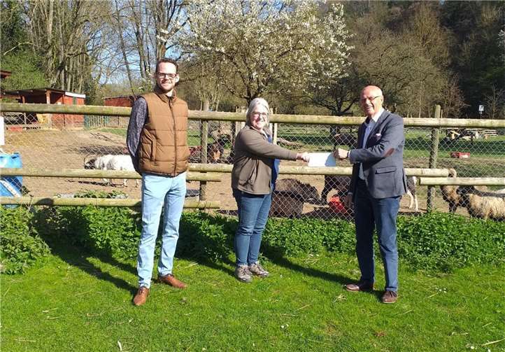 Die Spender Christian und Walter Erben bei der Übergabe des 500-Euro-Schecks an Martina Weiland, Kassenwartin des Vereins, die ihrer Aufgabe sehr erfreut nachkam.Foto: privat