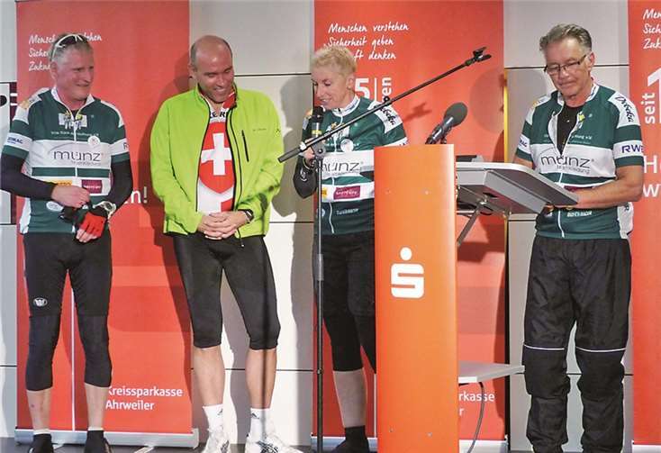 Die Spender begrüßten von der Bühne Dieter Zimmermann, Guido Mombauer, Petra Behle und Jürgen Grünwald.