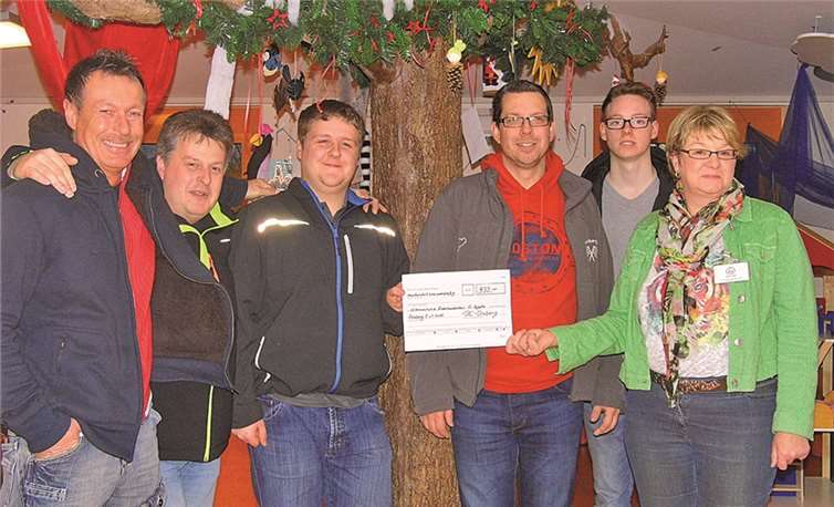 Die Spender übergeben den obligatorischen Scheck. privat