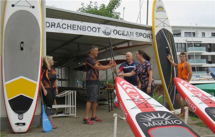 Die Spenderin Dr. Anke Schendera (2. v. re.) übergab in einer kleinen Zeremonie das Paddel an die Wassersportler. Foto: privat