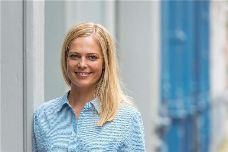 Die Spiegel-Bestseller-Autorin Meike Werkmeister stellt ihren neuen Sommerroman „Am Himmel funkelt ein neuer Tag“ am 12. Juni in der Stadtbibliothek Montabaur vor.  Foto: : UIrike Schacht