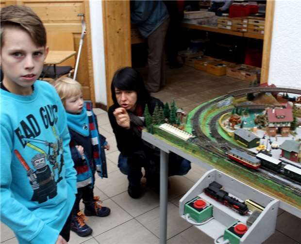 Die Spielanlage der Eisenbahnfreunde hatte es natürlich auch den jüngsten Besuchern angetan.-dl