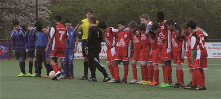 Die Spielder des SV Rot-Weiß Merl und des SV Buschdorf IV.  Privat
