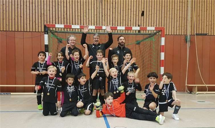 Die Spieler, Trainer und Betreuer waren voller Euphorie nach dem Turniersieg. privat