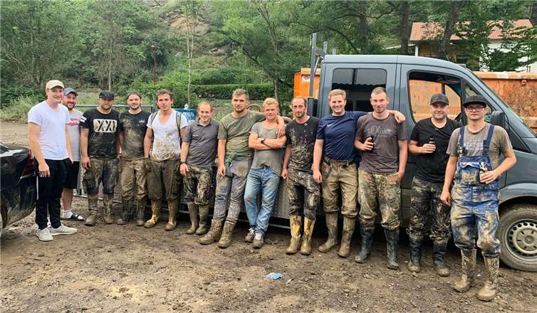 Die Spieler der 1. Mannschaft leisteten eine wertvolle Hilfsarbeit in Altenburg/Ahr. Foto: privat