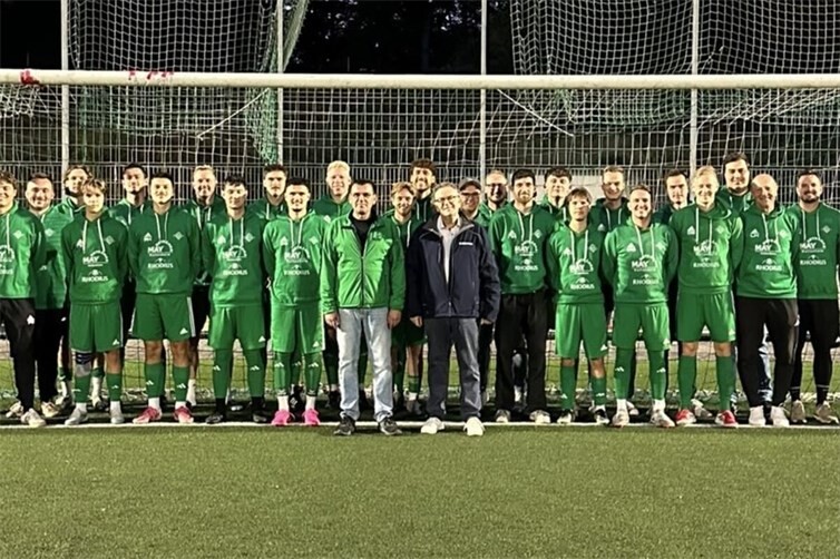 Die Spieler der 1. und 2. Mannschaft mit den neuen Hoodies und den beiden Sponsoren Thomas May sowie Rolf Hübner 