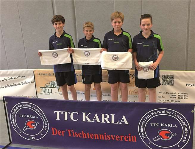 Die Spieler der 3. Jugend, Meister der 1. Kreisklasse in der Herbstrunde, (v.l.) Christian Baums, Daniel Zimmer, Nico Quirmbach, Gideon Lenz freuten sich über die Handtücher mit Vereinslogo. privat