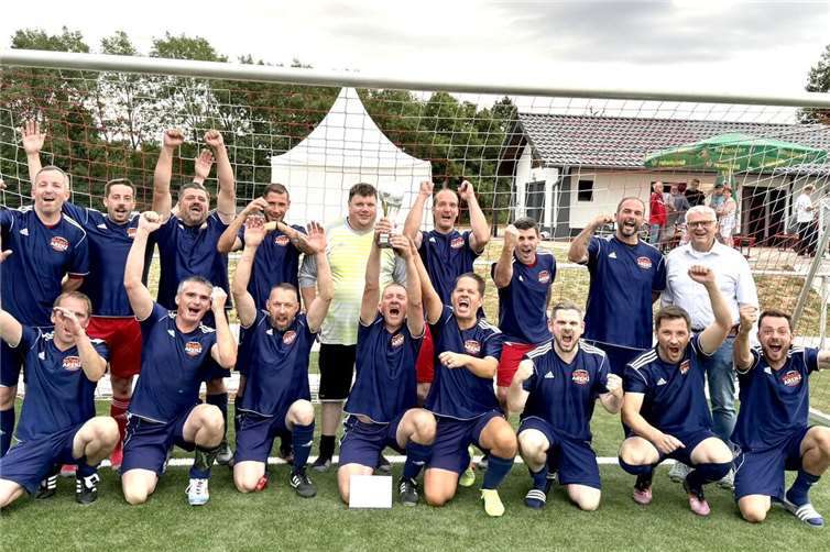 Die Spieler der AH Müllenbach freuten sich riesig über den Pokalgewinn.  Foto: VGV Kaisersesch/Mark Klasen