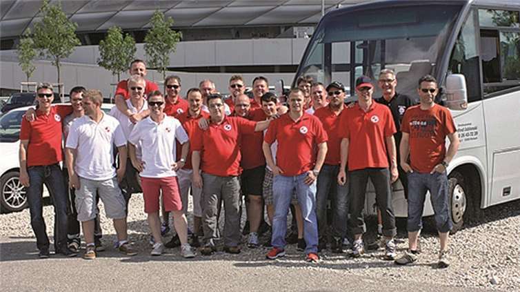 Die Spieler der Alten Herren Erpel/Kasbach/Unkel vor der Allianz Arena. privat