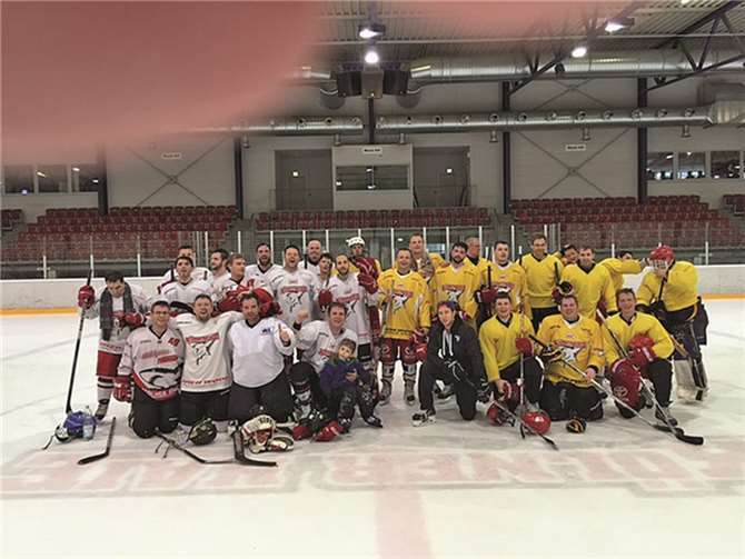 Die Spieler der Alten Herren und der Senioren des FV Rot Weiss Erpel nach dem Match.privat
