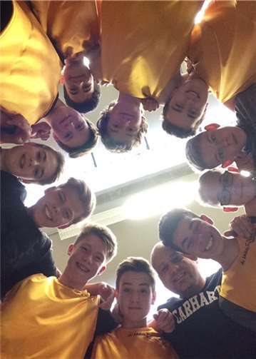 Die Spieler der Basketball-AG mit ihrem Trainer Sven Schübel.privat