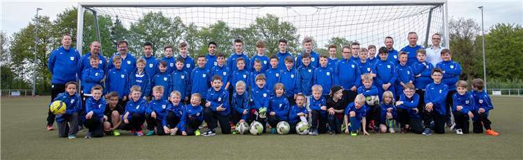 Die Spieler der C-, E- und F-Jugend freuen sich zusammen mit den Jugendtrainern der JSG und Jochen Gutzy, Pressesprecher der Birkenstock Group (hinten rechts), über die Spende des Unternehmens zur Förderung des Jugendsports. privat