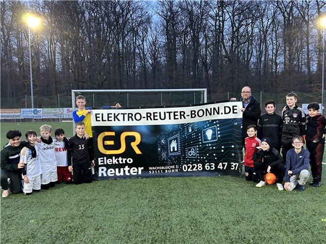 Die Spieler der D-Jugend des SVA nahmen das Banner mit großer Begeisterung entgegen und präsentierten es voller Stolz. Foto: privat