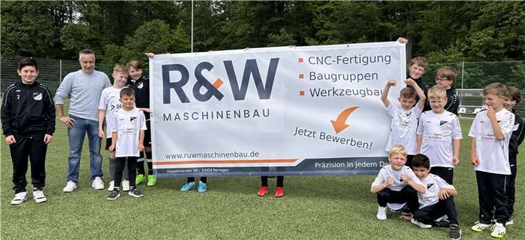 Die Spieler der D- und F-Jugendmannschaften des SVA präsentierten stolz das neue Banner.  Foto: SVA