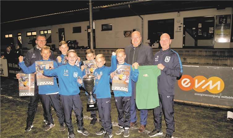 Die Spieler der D1 trugen den Wanderpokal schon mal probeweise, als Christian Schröder die Jungs besuchen kam. privat