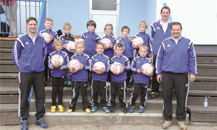 Die Spieler der F-Jugend der JSG Nörtershausen II mit ihren Trainern und Betreuern.privat