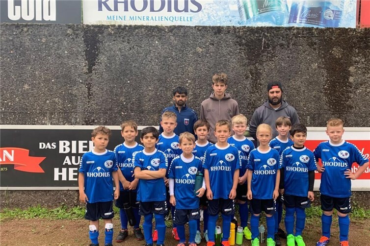 Die Spieler der F-Jugend in ihren brandneuen Trikots im Rhodius-Stadion