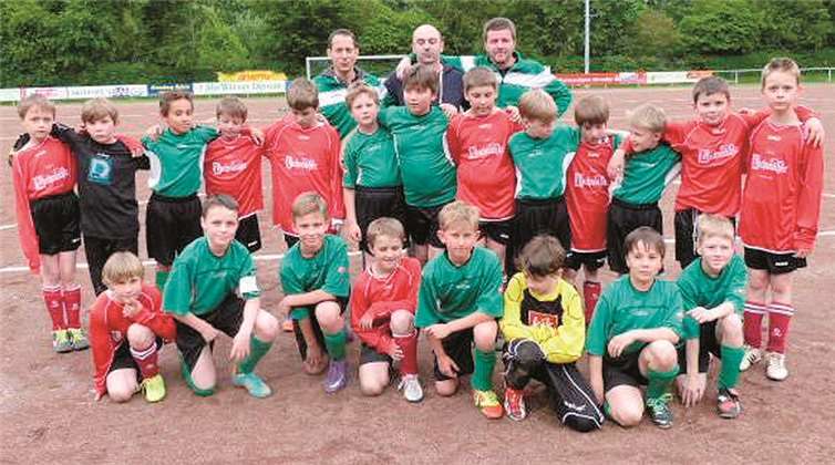 Die Spieler der JSG Dernau II & die Spieler der JSG Oberwinter Unkelbach II vor dem letzten Saisonspiel. Privat