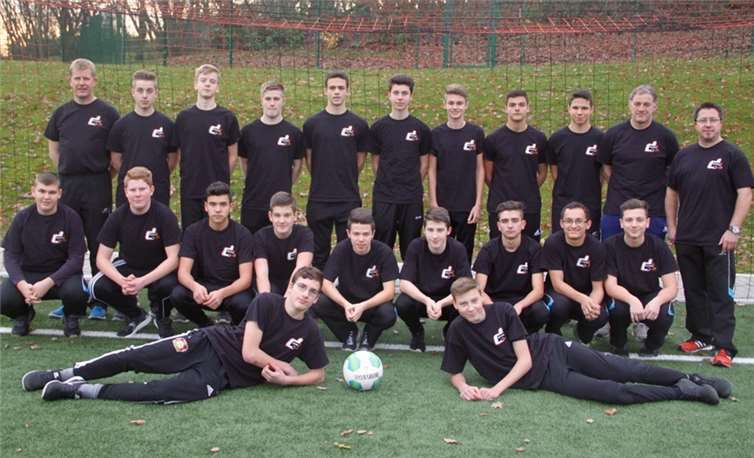 Die Spieler der JSG Melsbach in den neuen Aufwärm-Trikots. privat