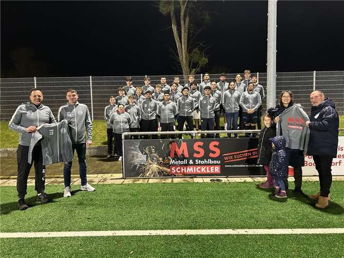 Die Spieler der JSG Unterahr freuen sich über die neuen Kapuzenjacken.  Foto: privat