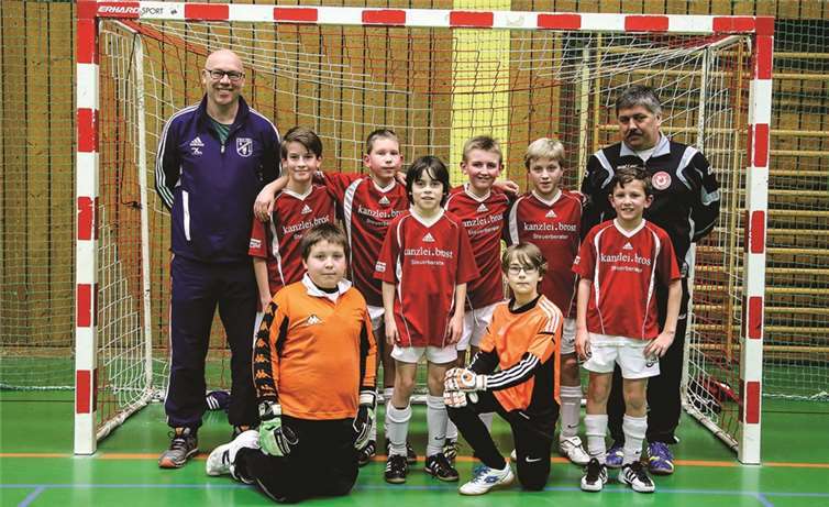 Die Spieler der JSG Untermosel, von Georg Naunheim (rechts) trainiert und motiviert, erreichten die Endrunde.  