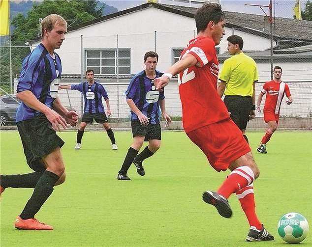 Die Spieler der SG Augst (rote Trikots) waren meist einen Tick schneller am Ball. Michael Wald