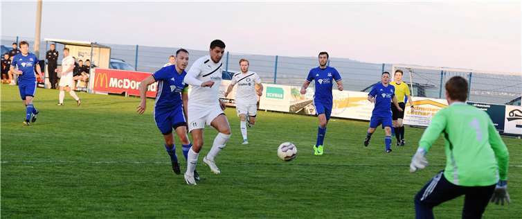 Die Spieler der SG Elztal (blaue Trikots) liefen gegen Oberwesel zumeist hinterher.SK