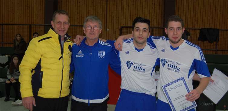 Die Spieler der SG Elztal erhielten ihre Urkunde und die Siegerprämie aus den Händen von Maximilian Mumm, Bürgermeister der Verbandsgemeinde Maifeld (links), und von Lothar Kalter, Vorsitzender des SV Ochtendung (Zweiter von links).