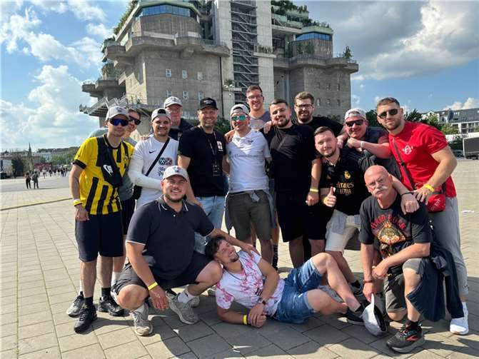 Die Spieler der SG Franken mit Beachvolleyball-Olympiasieger Julius Brink.  Foto: privat