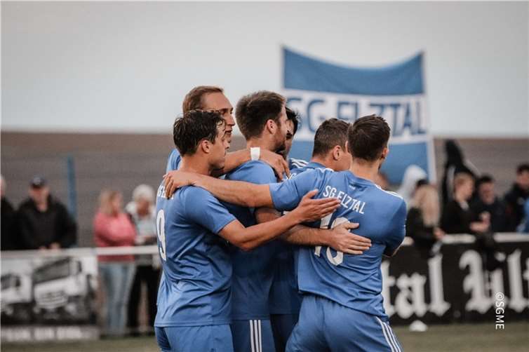 Die Spieler der SG Maifeld-Elztal freuen sich über den zweiten Saisonsieg.