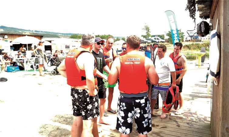 Die Spieler der SGL bei der Einweisung. SGL